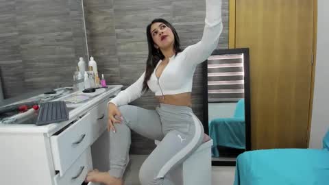 Snapshot of oriana_olsen chatting on 10.05.25 Oriana online show from 10.05.25