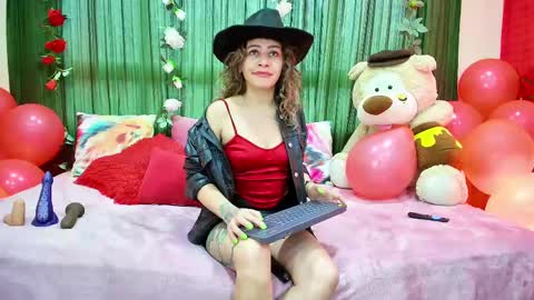 Snapshot of oriana_thomson2 chatting on 02.12.25 Oriana online show from 02.12.25