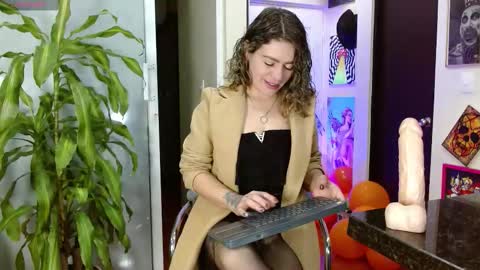 Snapshot of oriana_thomson2 chatting on 10.08.25 Oriana online show from 10.08.25