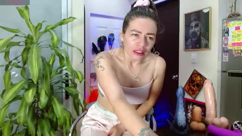 Snapshot of oriana_thomson2 chatting on 10.14.25 Oriana online show from 10.14.25