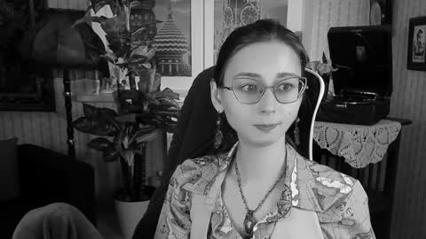 Snapshot of orianna_blade chatting on 12.28.24 Orianna -  Hi Im into geek culture cosplay crafting LARP games. Shall we play DnD online show from 12.28.24