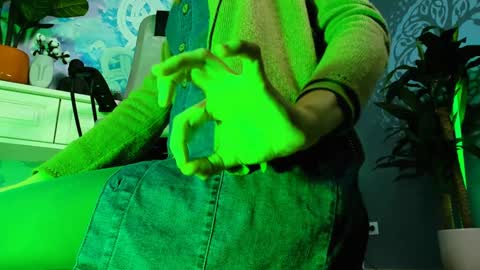 Snapshot of orianna_blade chatting on 12.30.24 Orianna -  Hi Im into geek culture cosplay crafting LARP games. Shall we play DnD online show from 12.30.24