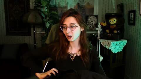 Snapshot of orianna_blade chatting on 01.05.25 Orianna -  Hi Im into geek culture cosplay crafting LARP games. Shall we play DnD online show from 01.05.25