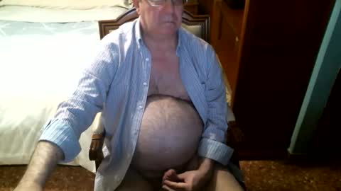 Snapshot of oscarw chatting on 12.17.25 Oscar online show from 12.17.25