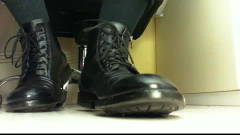 Snapshot of pablomenesssl chatting on 01.14.25 Pablo Meness online show from 01.14.25