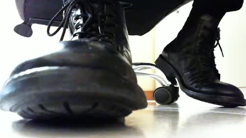 Snapshot of pablomenesssl chatting on 02.16.25 Pablo Meness online show from 02.16.25