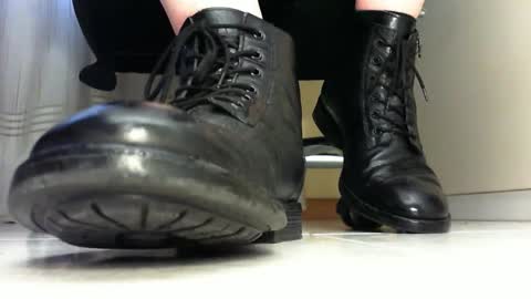 Snapshot of pablomenesssl chatting on 02.18.25 Pablo Meness online show from 02.18.25