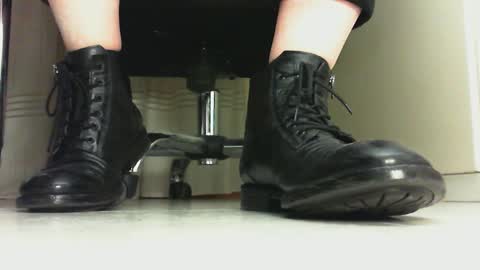 Snapshot of pablomenesssl chatting on 02.18.25 Pablo Meness online show from 02.18.25