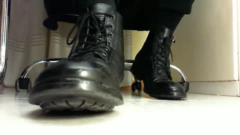 Snapshot of pablomenesssl chatting on 02.22.25 Pablo Meness online show from 02.22.25