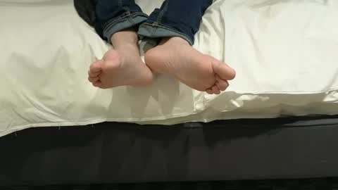 Snapshot of pantslesstraveler_plt chatting on 03.12.25 PantsLessTraveler online show from 03.12.25