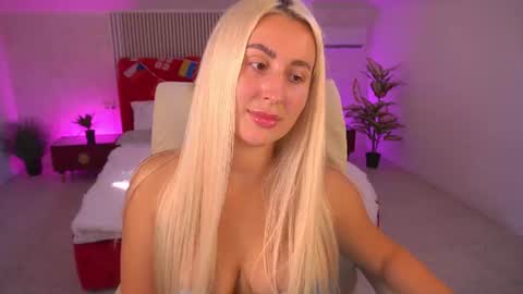 Snapshot of paolamola chatting on 07.19.26 Lia online show from 07.19.26