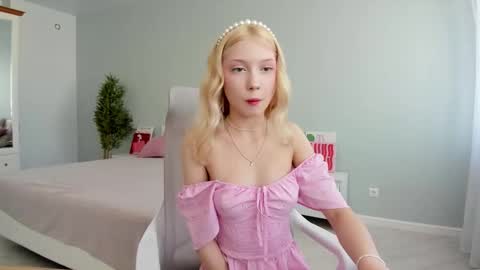 Snapshot of paradi_se chatting on 10.25.25 Melena online show from 10.25.25