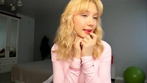 Snapshot of paradi_se chatting on 11.13.25 Melena online show from 11.13.25