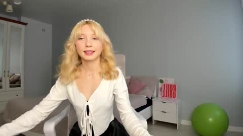 Snapshot of paradi_se chatting on 11.14.25 Melena online show from 11.14.25