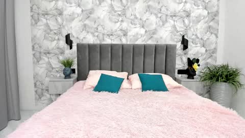 Snapshot of paradi_se chatting on 11.30.25 Melena online show from 11.30.25