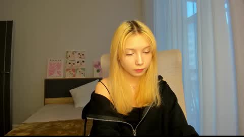 Snapshot of paradi_se chatting on 12.17.25 Melena online show from 12.17.25