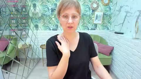 Snapshot of paris_cherry chatting on 12.20.25 Paris online show from 12.20.25