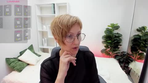 Snapshot of paris_cherry chatting on 03.21.26 Paris online show from 03.21.26