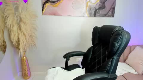 Snapshot of parisangel_ chatting on 01.10.26 Paris online show from 01.10.26