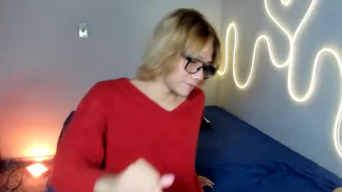 Snapshot of parisstone2 chatting on 12.09.24 connie online show from 12.09.24