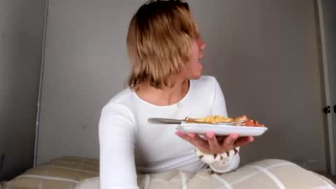 Snapshot of parisstone2 chatting on 01.10.25 connie online show from 01.10.25