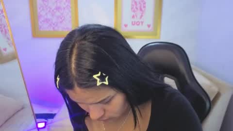 Snapshot of paulette_v chatting on 05.19.26 Live 800am 200pm COLOMBIAN HOUR online show from 05.19.26