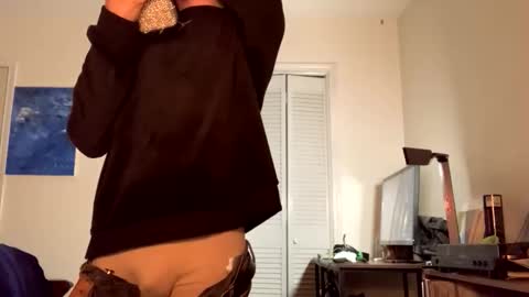 Snapshot of peacheshole chatting on 11.01.25 Loverboy online show from 11.01.25