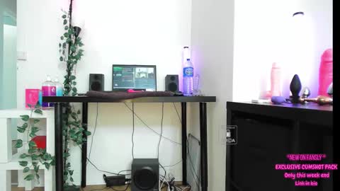 Snapshot of peachyym chatting on 09.30.25 Help me to reach 200 thumbs up  online show from 09.30.25