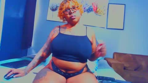 Snapshot of pearlblu38 chatting on 02.10.25 Pearl online show from 02.10.25