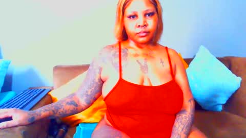 Snapshot of pearlblu38 chatting on 02.14.25 Pearl online show from 02.14.25