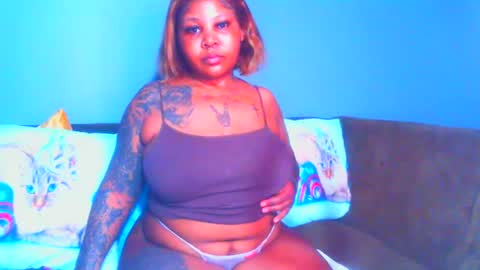 Snapshot of pearlblu38 chatting on 02.19.25 Pearl online show from 02.19.25