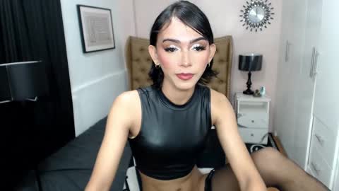 Snapshot of pearlmoore chatting on 02.04.25 Pearl online show from 02.04.25