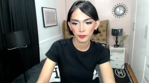 Snapshot of pearlmoore chatting on 02.24.25 Pearl online show from 02.24.25