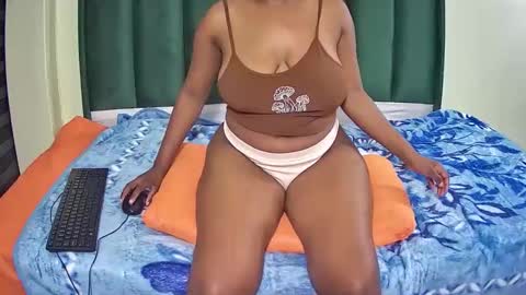 Snapshot of pearlx_ chatting on 12.14.25 pearlx_ online show from 12.14.25