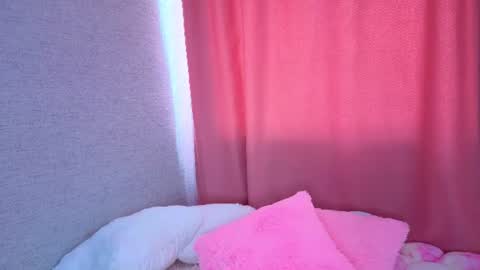 Snapshot of pearly_peach_ chatting on 06.18.26 pearly_peach_ online show from 06.18.26