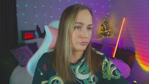 Snapshot of pepper_cat chatting on 12.08.24 Dia online show from 12.08.24