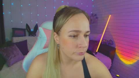 Snapshot of pepper_cat chatting on 01.10.25 Dia online show from 01.10.25