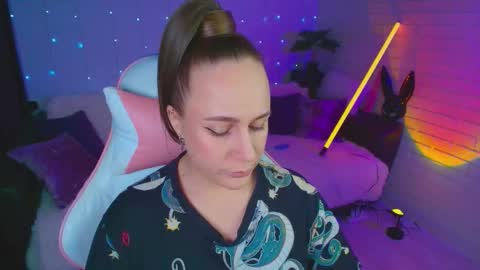 Snapshot of pepper_cat chatting on 11.27.25 Dia online show from 11.27.25