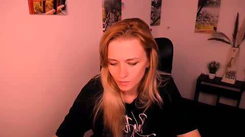 Snapshot of peppymia chatting on 09.13.25 Mia online show from 09.13.25