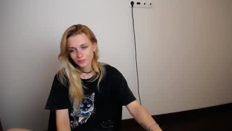 Snapshot of peppymia chatting on 09.21.25 Mia online show from 09.21.25