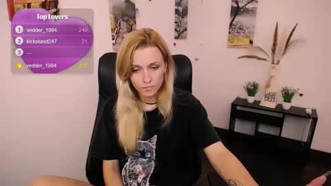 Snapshot of peppymia chatting on 09.22.25 Mia online show from 09.22.25