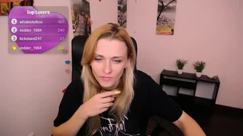 Snapshot of peppymia chatting on 09.30.25 Mia online show from 09.30.25