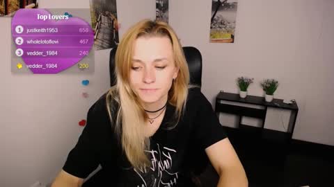 Snapshot of peppymia chatting on 10.03.25 Mia online show from 10.03.25