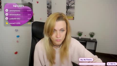 Snapshot of peppymia chatting on 10.12.25 Mia online show from 10.12.25