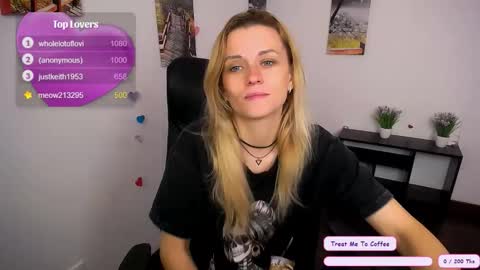 Snapshot of peppymia chatting on 10.15.25 Mia online show from 10.15.25