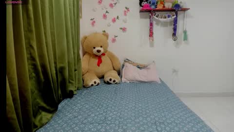 Snapshot of perla_brunette1 chatting on 02.01.26 perla online show from 02.01.26