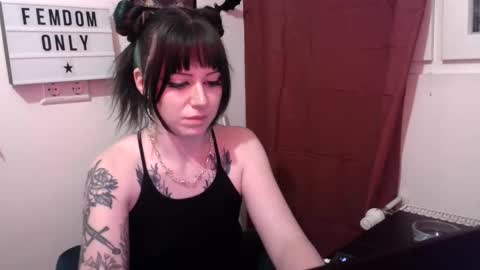 Snapshot of persephones_garden chatting on 04.21.26 Persephone online show from 04.21.26