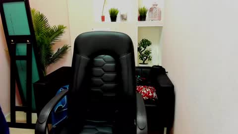 horror flying on the wings of the night.... online show from 01.05.25