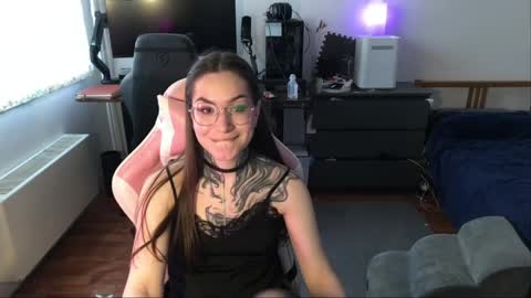 petal_dust_ online show from 04.03.26