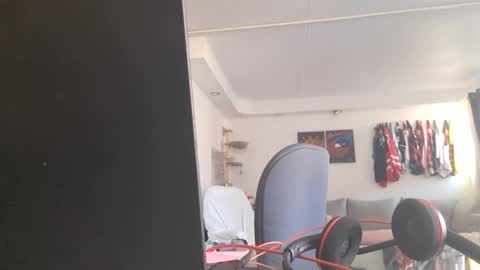 Snapshot of peterskinny24 chatting on 10.28.25         ttps VF8L9ABFMref wl share online show from 10.28.25